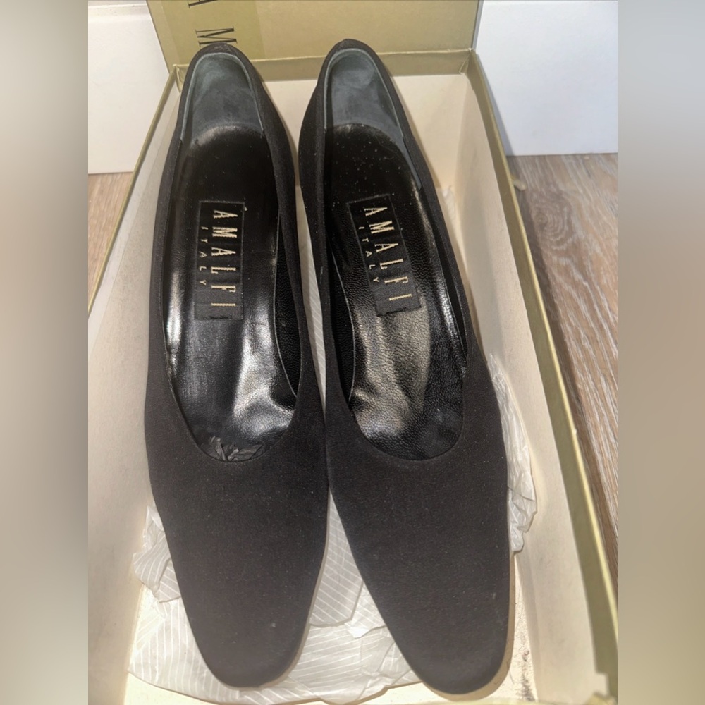Amalfi Solid Black Pointed Toe Size 7.5AA Leather Almond Toe Women's